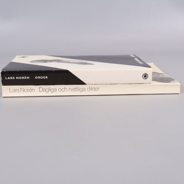 Bokryggar där titlarna av Lars Norén syns