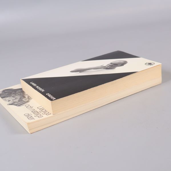 Skråvy på bokpaket med Lars Norén diktsamlingar