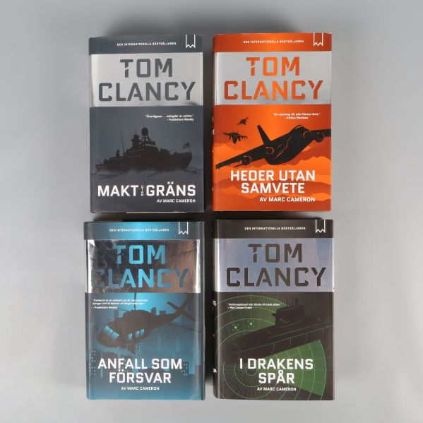 Framsidor av fyra Tom Clancy-böcker med illustrationer av militärfordon