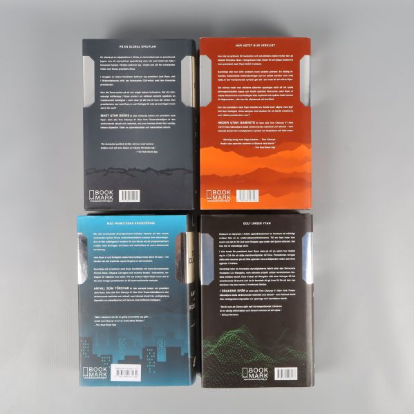 Baksidor av fyra Tom Clancy-böcker med färgstarka och grafiska omslag