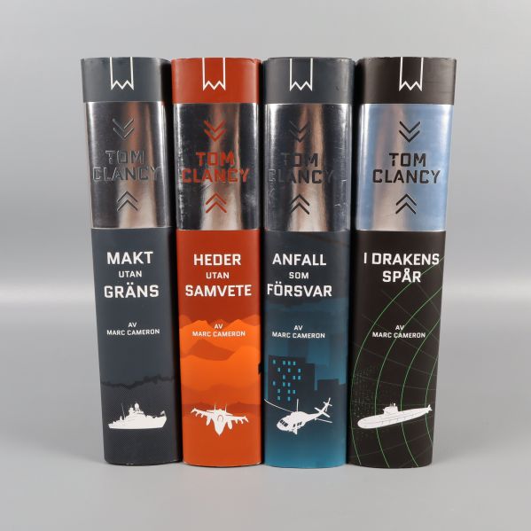 Ryggen på fyra Tom Clancy-böcker i rad med tydliga titlar