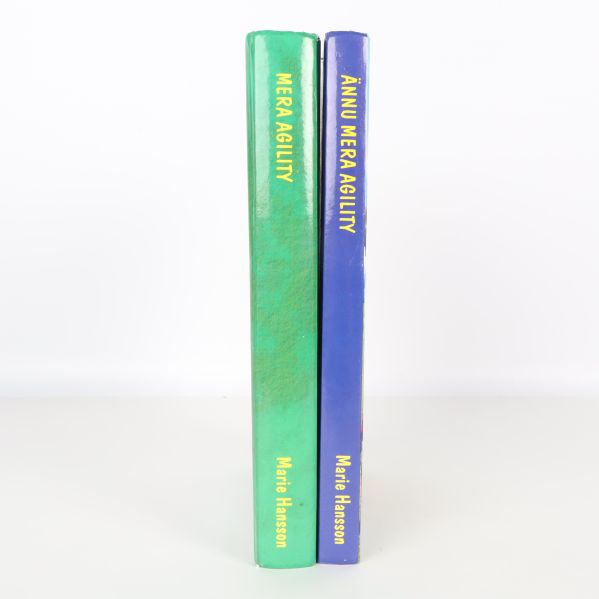 Ryggsidan på två agilityböcker med titlar och författare Marie Hansson