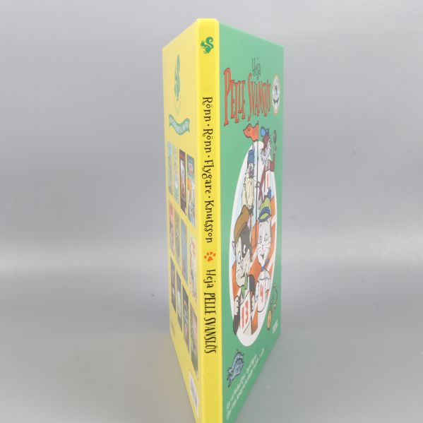 Bokomslag och rygg på Heja Pelle Svanslös stående från sidan