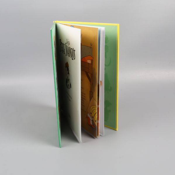 Boken Heja Pelle Svanslös öppnad med illustrationer och text