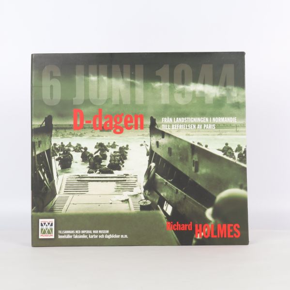 Framsidan av boken D-dagen med soldater som landstiger i Normandie