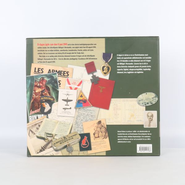 Baksidan av boken D-dagen med collage av dokument och medaljer