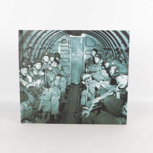 Svartvit bild på soldater i ett transportflygplan under andra världskriget