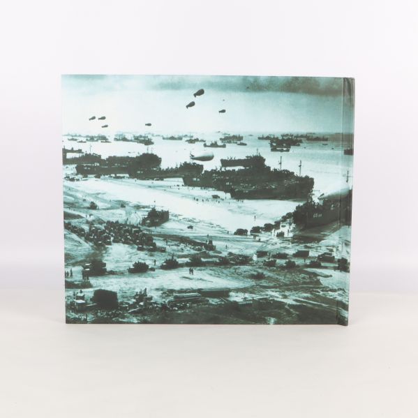 Svartvit bild över landstigningen med båtar och fordon vid stranden