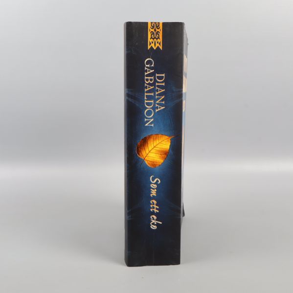 Ryggen på boken Som ett eko med löv och titel