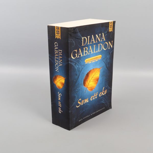 Som ett eko visas snett uppifrån med omslaget framträdande