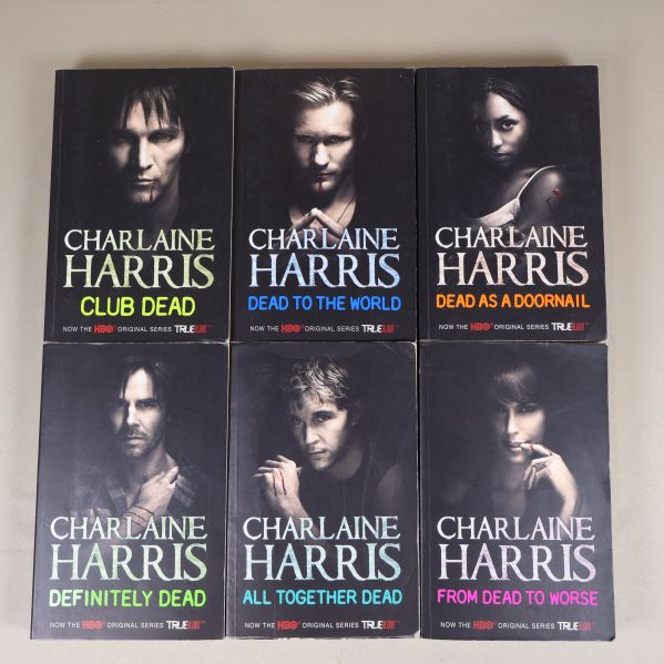 Framsidor på sex Sookie Stackhouse böcker av Charlaine Harris