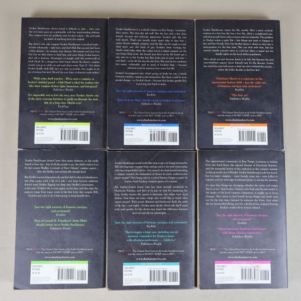 Baksidor på sex Sookie Stackhouse pocketböcker med beskrivning och streckkoder