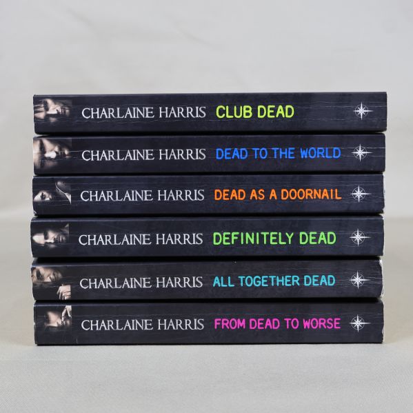 Rygger på sex Charlaine Harris Sookie Stackhouse pocketböcker med färgglad text