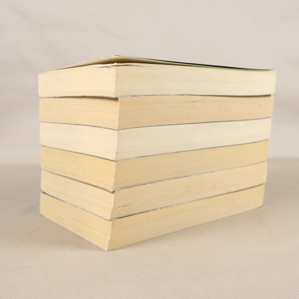 Undersidan av sex staplade pocketböcker med sidorna synliga