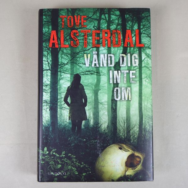 Framsidan av Vänd dig inte om med tydlig titel och siluett i skog