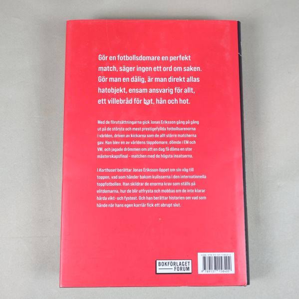 Baksidan av boken Korthuset med text och ISBN-nummer