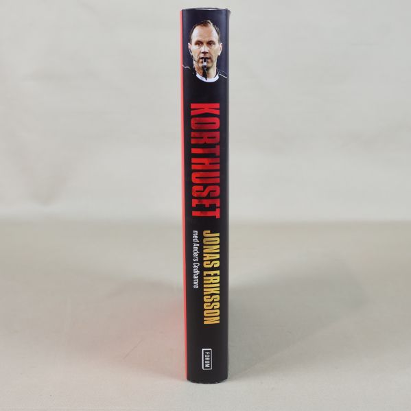 Bokrygg till Korthuset med titel och porträtt på Jonas Eriksson