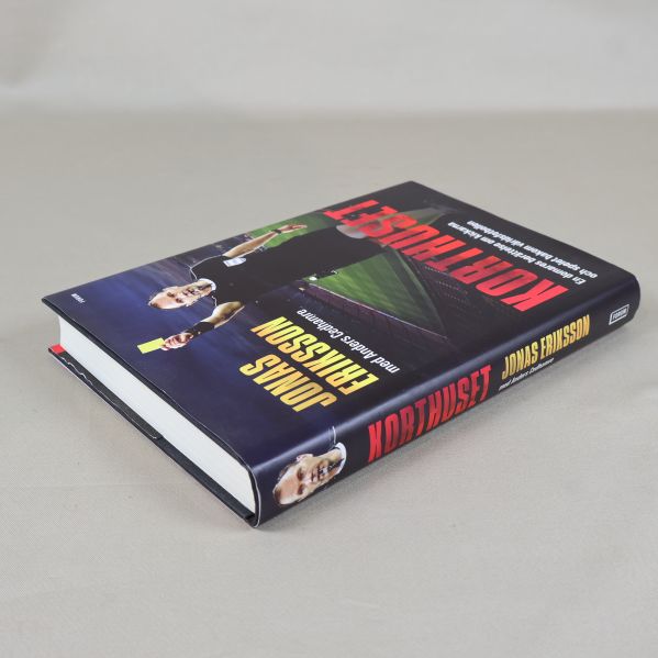 Korthuset liggande, visar bokens tjocklek och omslag