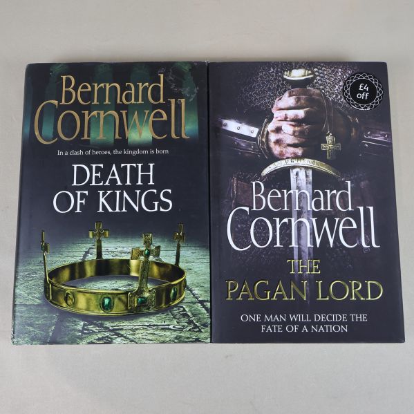 Framsidor av Bernard Cornwells böcker Death of Kings och The Pagan Lord