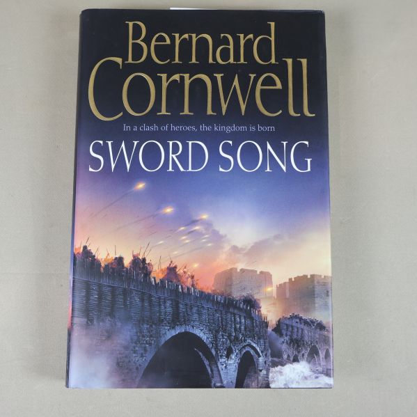 Framsidan av Sword song av Bernard Cornwell med dramatiskt omslag