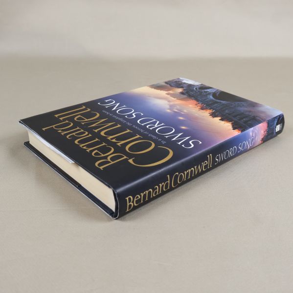 Sword song liggande med synligt omslag och rygg