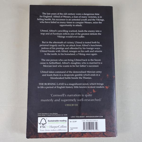 Baksida av The burning land med sammanfattning