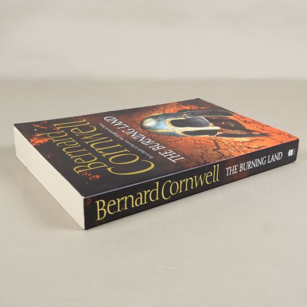 The burning land bok sedd från sidan i vinkel