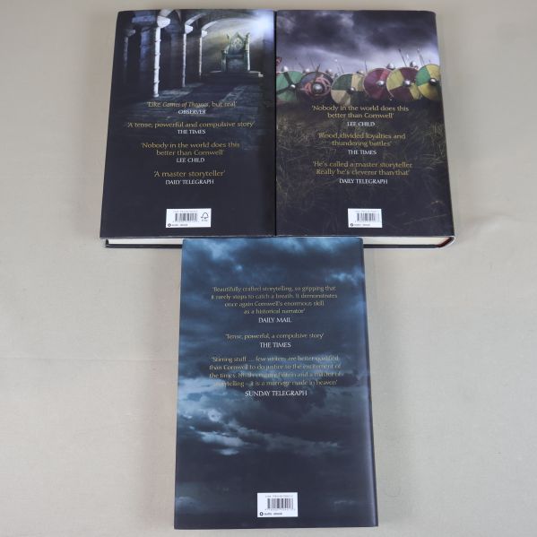 Böckernas baksidor med citat och ISBN-streckkoder tydligt synliga