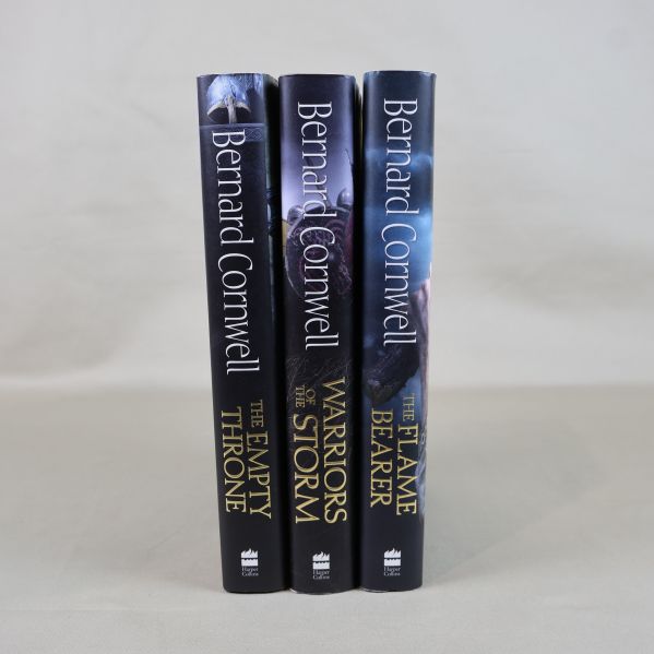 Böckernas ryggar med tydliga titlar och författarnamn Bernard Cornwell