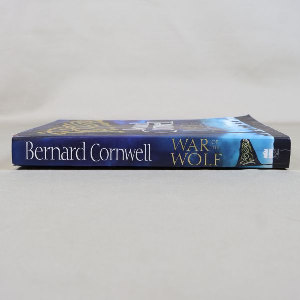 Rygg på boken med titel och författare tydligt synligt