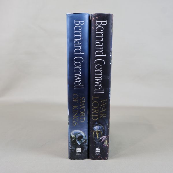 Ryggen på båda böckerna av Bernard Cornwell