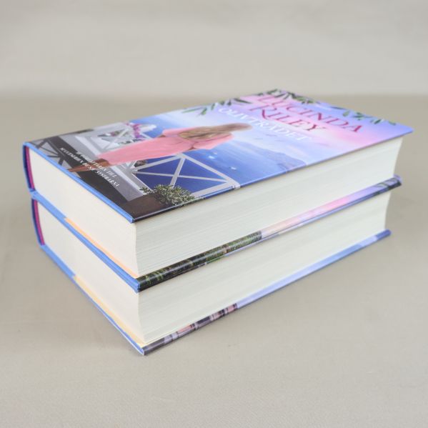 Två böcker av Lucinda Riley sedda från sidan och ovanifrån