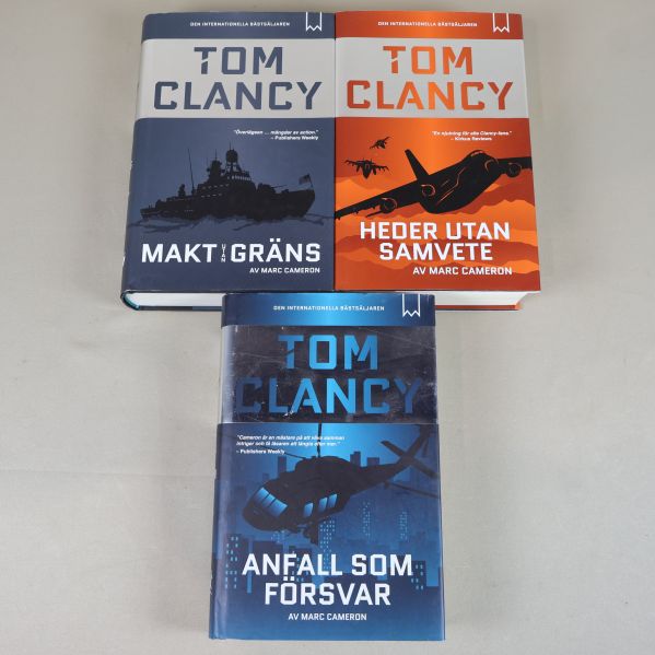 Tre Tom Clancy-böcker med omslagen framåt, olika färgteman