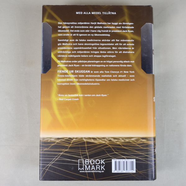Baksida av Tom Clancy – Fiende ur skuggan med förlagsetikett och bokbeskrivning