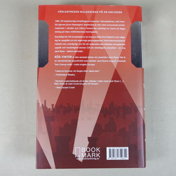 Baksidan av boken Tom Clancy Röd vinter med textbeskrivning