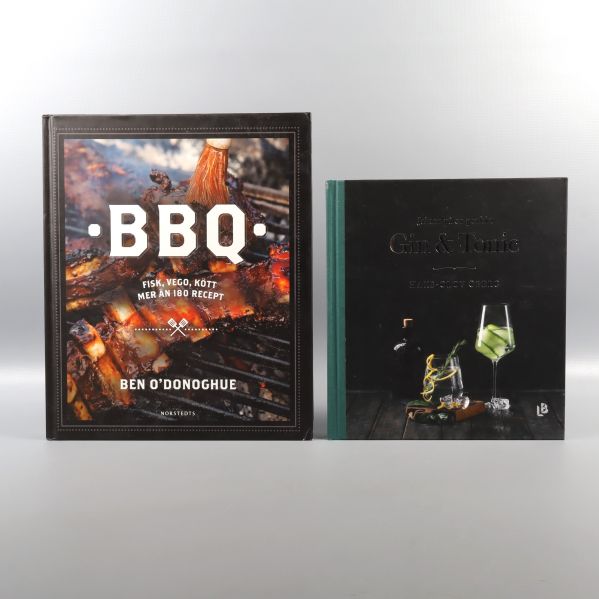 Två inbunda kokböcker, BBQ och Gin & Tonic, sida vid sida på ljus bakgrund