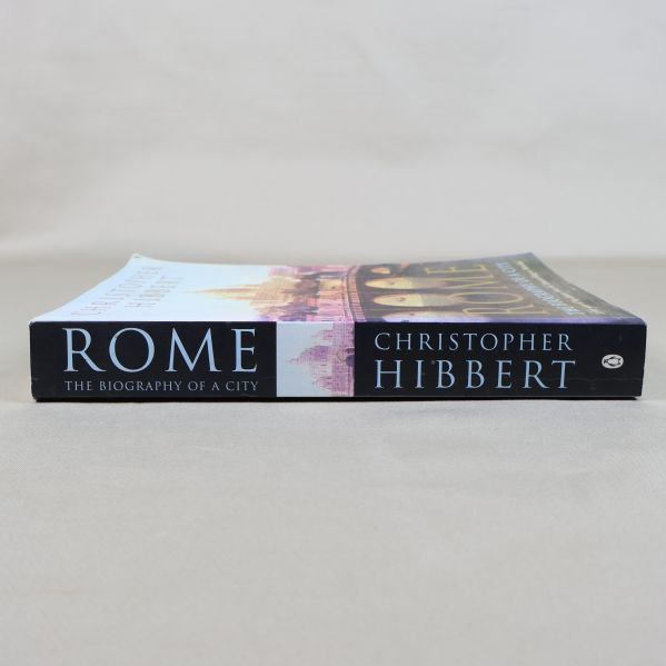 Boken Rome - The Biography of a City liggande med synlig rygg