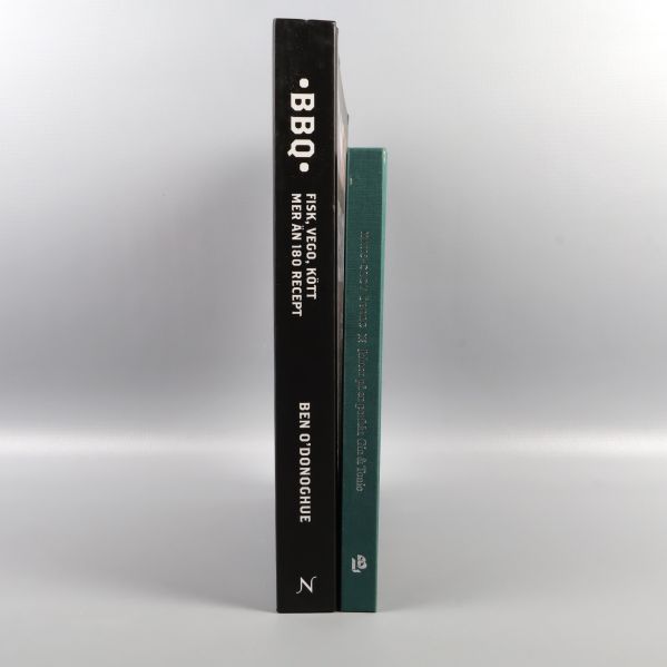 Ryggar av kokböckerna BBQ och Gin & Tonic, stående