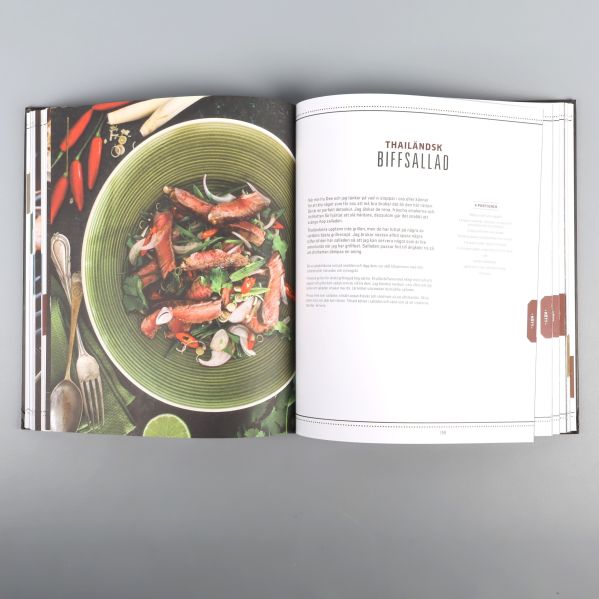 Uppslag ur BBQ med recept på thailändsk biffsallad och foto