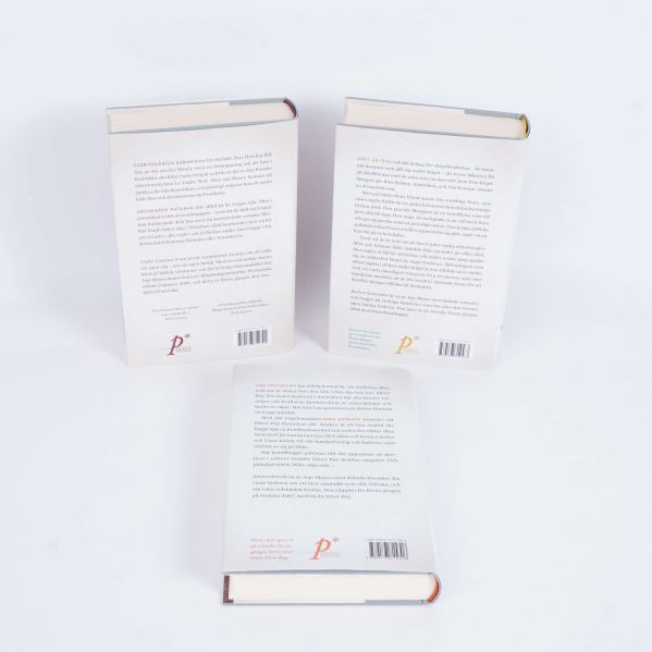 Baksidan av tre böcker av Jojo Moyes med beskrivande text