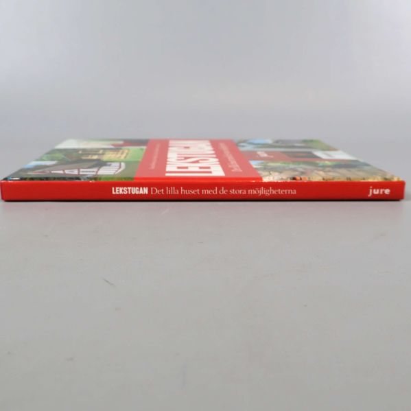 Bokrygg med titel Lekstugan på röd bakgrund