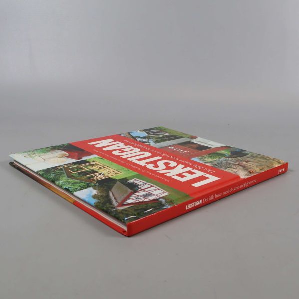 Boken Lekstugan liggande på ett bord, framsidan synlig