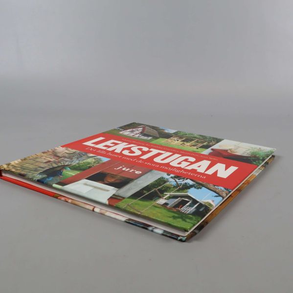 Snett tagen bild på omslaget av Lekstugan med collage av lekstugor