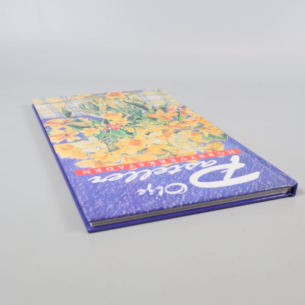 Olje Pasteller sedd från sidan med fokus på omslaget