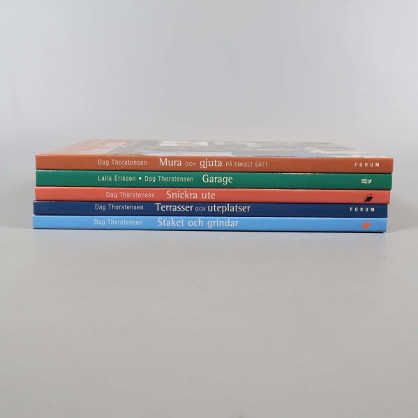 Ryggarna på fem byggböcker staplade på varandra