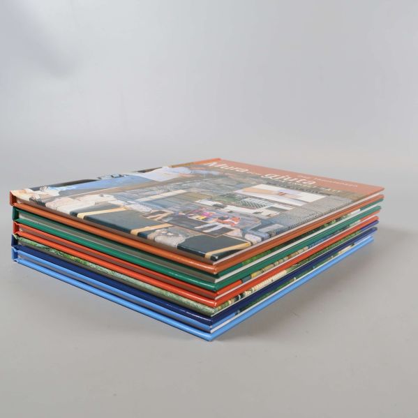 Fem byggböcker uppifrån med fokus på bokomslagen