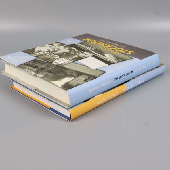 Två staplade böcker om Stockholm med omslag synliga
