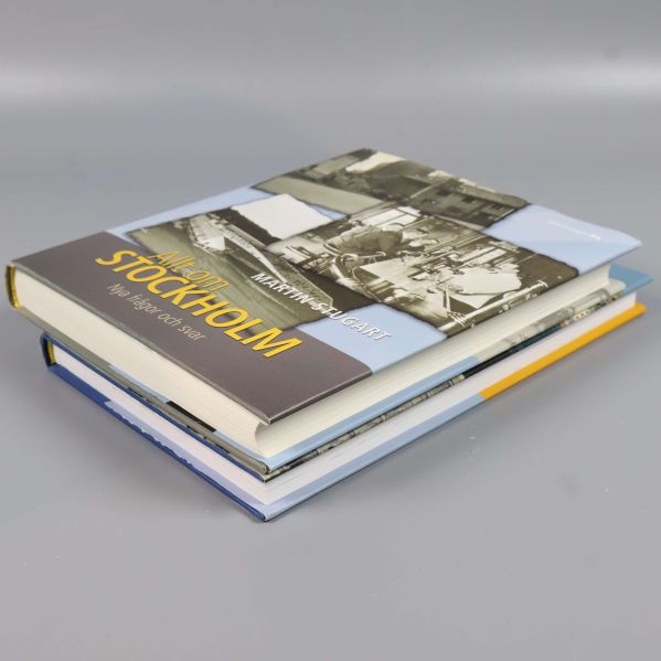 Närbild på toppen av två böcker om Stockholm, båda i hårdpärm