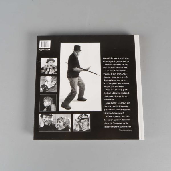 Baksida av boken med svartvita foton och text