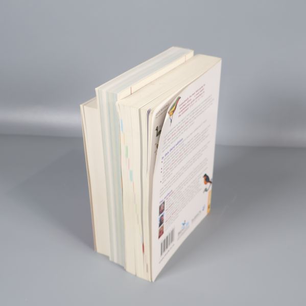 Öppnade fågelguider sedda ovanifrån